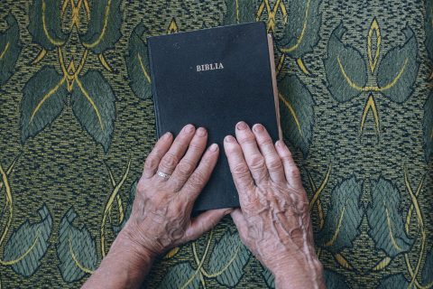 bible-g5c62f146c_1920-min